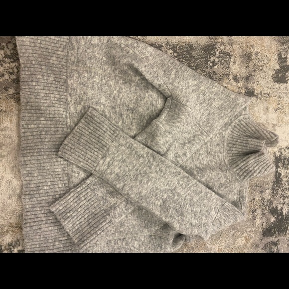 Club Monaco Oversize Turtleneck Sweater In Light Grey - Picture 5 of 9